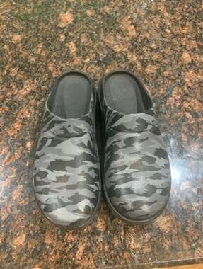 OOFOS OOcloog Luxe Clog Size M5 W7 Night Camo